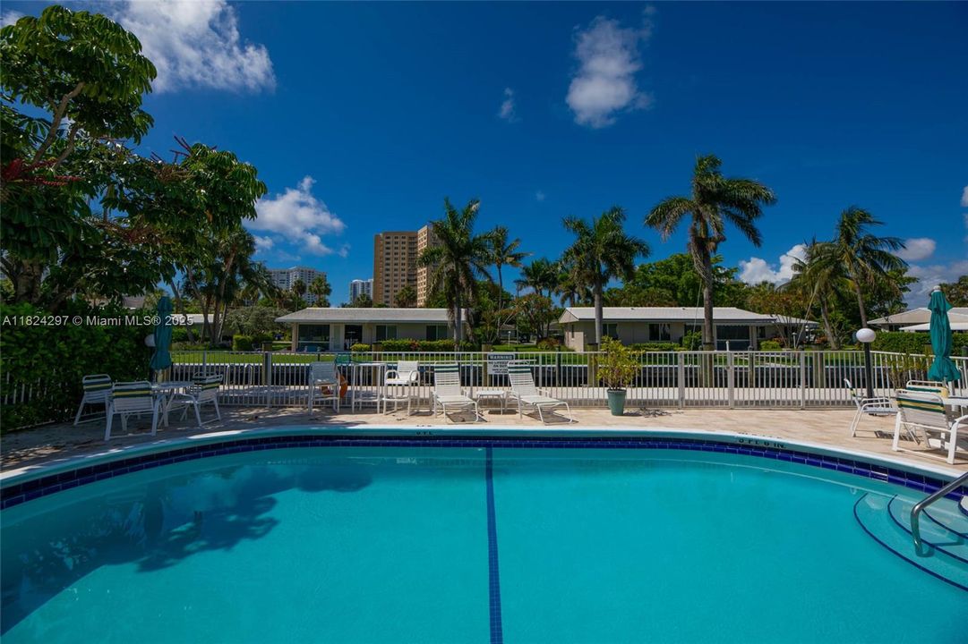 合同活跃: $388,000 (2 贝兹, 2 浴室, 1425 平方英尺)