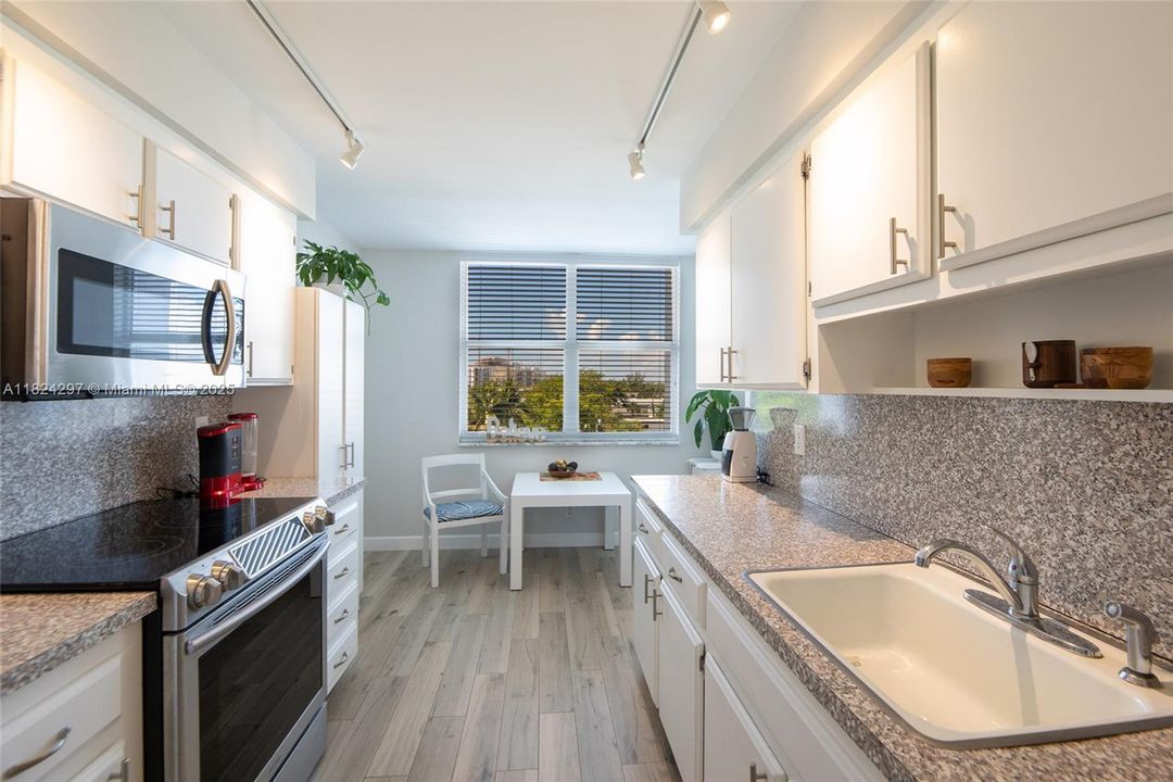 合同活跃: $388,000 (2 贝兹, 2 浴室, 1425 平方英尺)