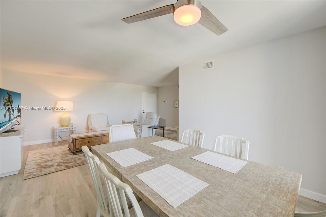 合同活跃: $388,000 (2 贝兹, 2 浴室, 1425 平方英尺)