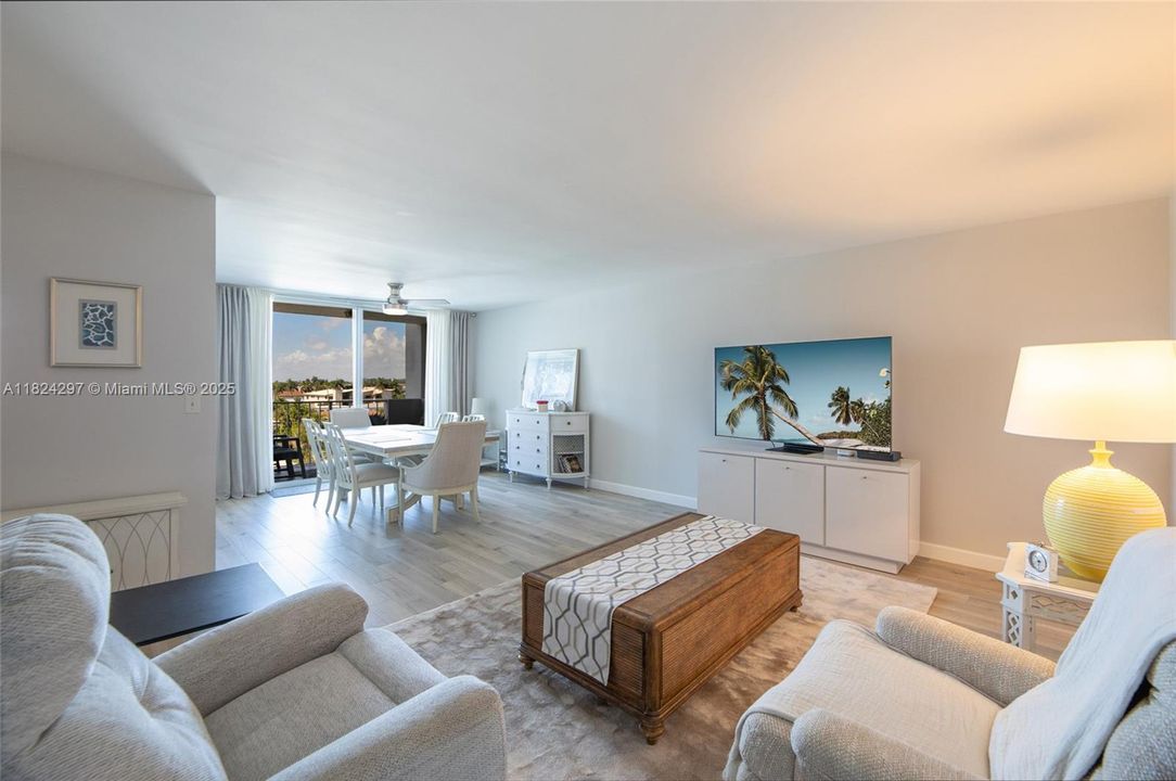 合同活跃: $388,000 (2 贝兹, 2 浴室, 1425 平方英尺)