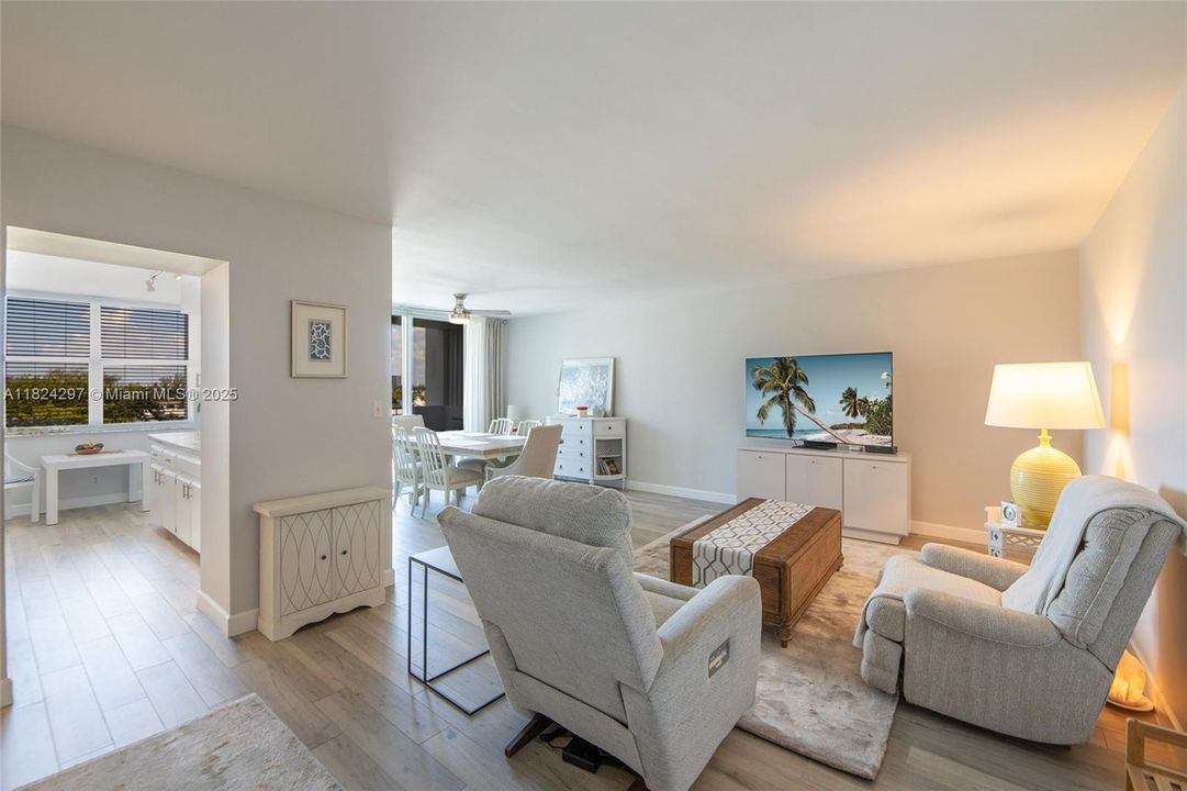 合同活跃: $388,000 (2 贝兹, 2 浴室, 1425 平方英尺)