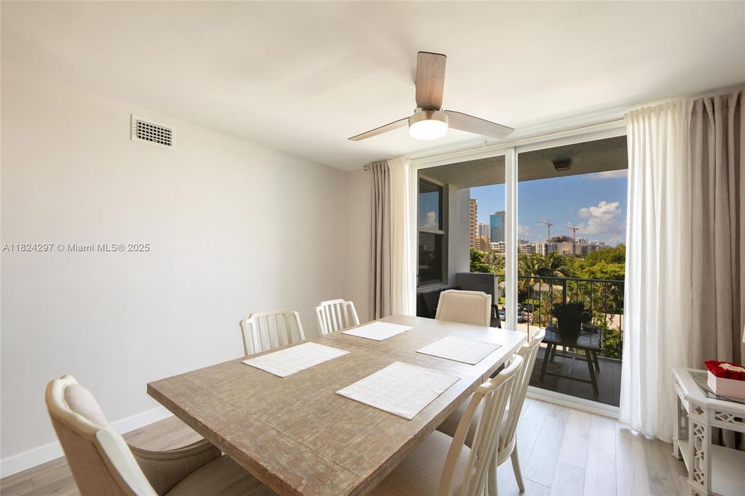 合同活跃: $388,000 (2 贝兹, 2 浴室, 1425 平方英尺)