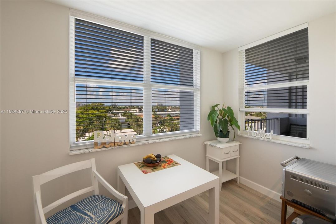 合同活跃: $388,000 (2 贝兹, 2 浴室, 1425 平方英尺)