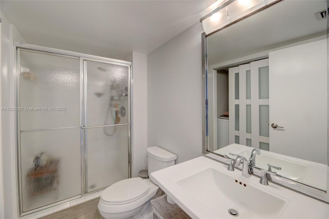 合同活跃: $388,000 (2 贝兹, 2 浴室, 1425 平方英尺)