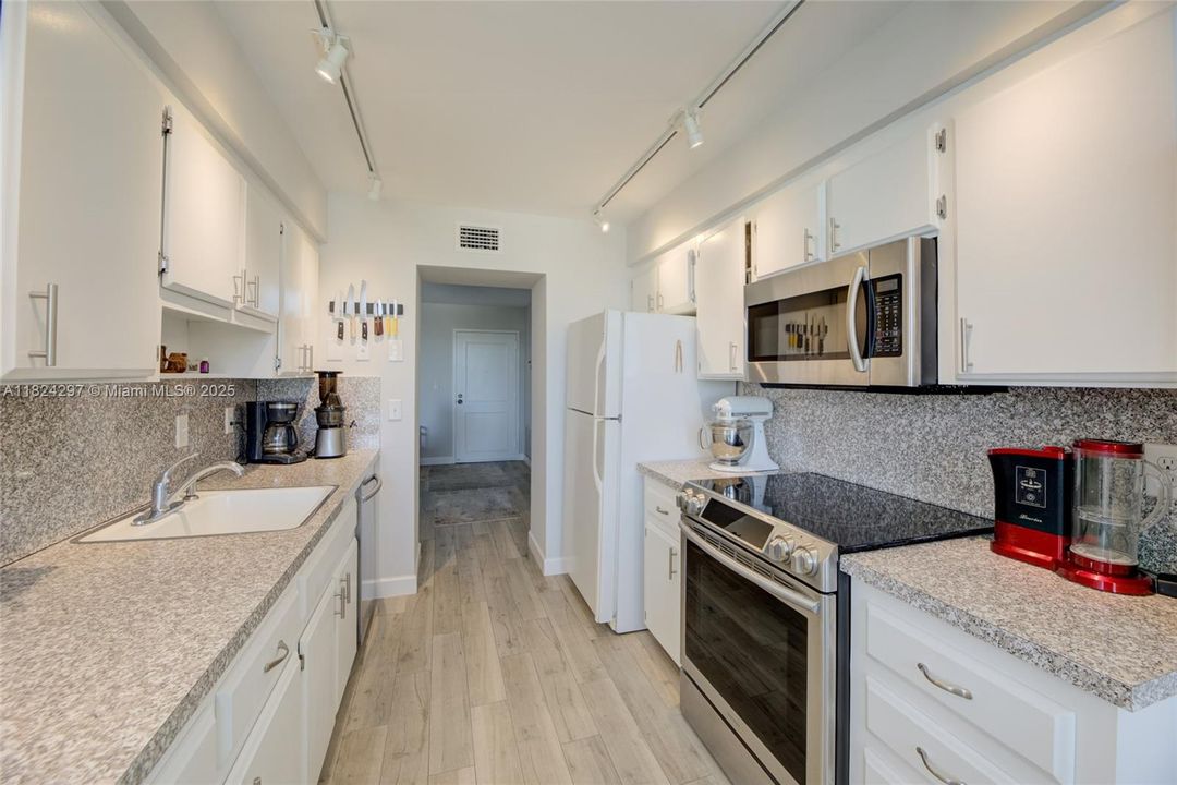 合同活跃: $388,000 (2 贝兹, 2 浴室, 1425 平方英尺)