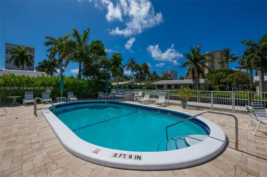 合同活跃: $388,000 (2 贝兹, 2 浴室, 1425 平方英尺)