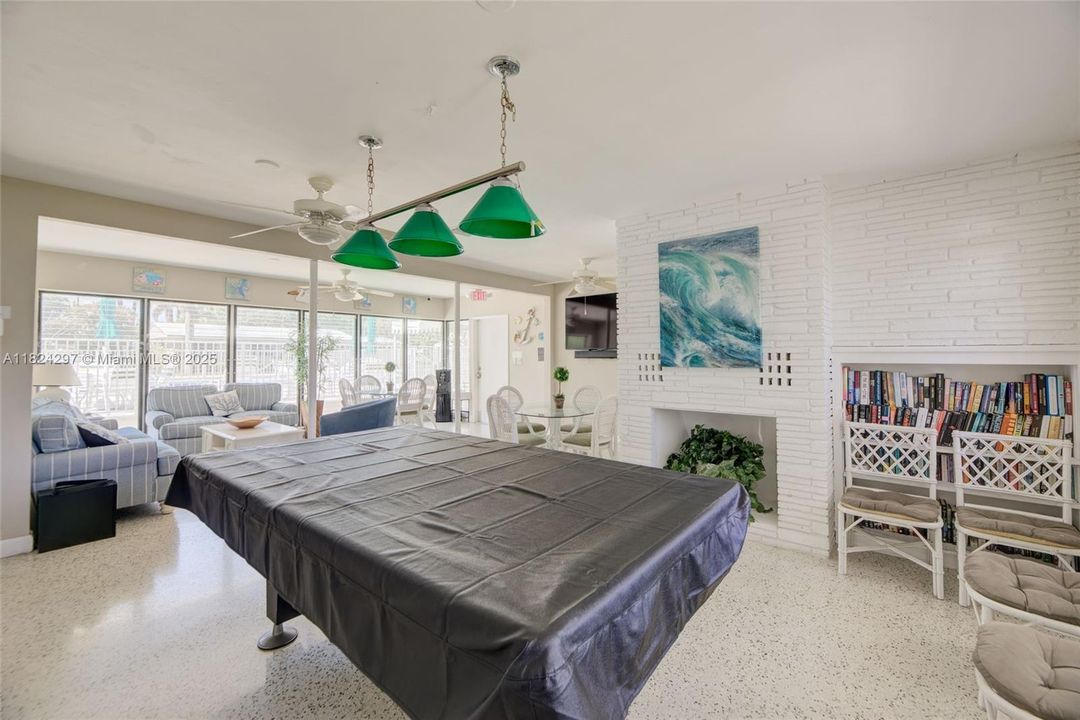 合同活跃: $388,000 (2 贝兹, 2 浴室, 1425 平方英尺)