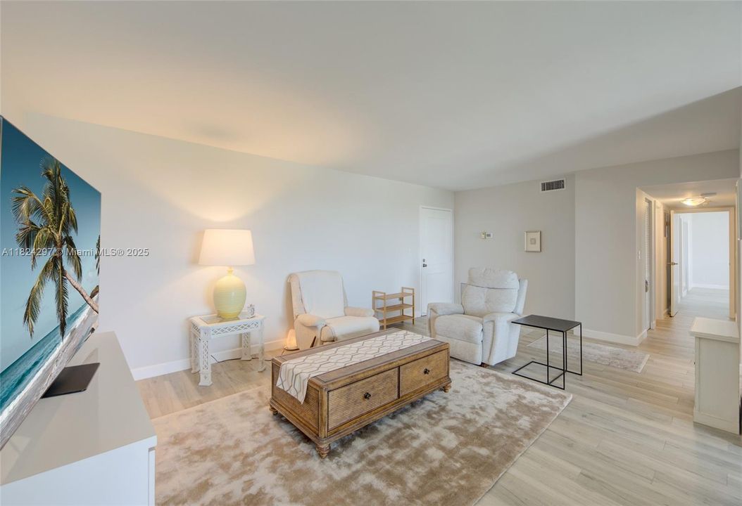 合同活跃: $388,000 (2 贝兹, 2 浴室, 1425 平方英尺)