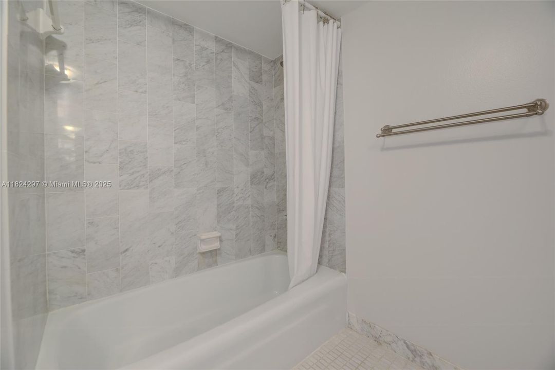 合同活跃: $388,000 (2 贝兹, 2 浴室, 1425 平方英尺)