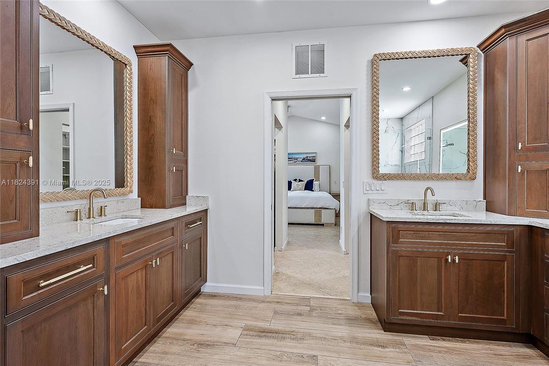 Vendido Recientemente: $1,300,000 (3 camas, 3 baños, 2960 Pies cuadrados)