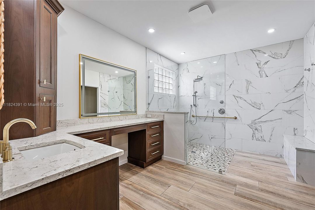 Vendido Recientemente: $1,300,000 (3 camas, 3 baños, 2960 Pies cuadrados)