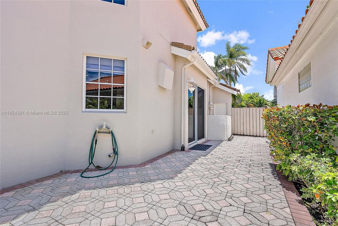 Vendido Recientemente: $1,300,000 (3 camas, 3 baños, 2960 Pies cuadrados)