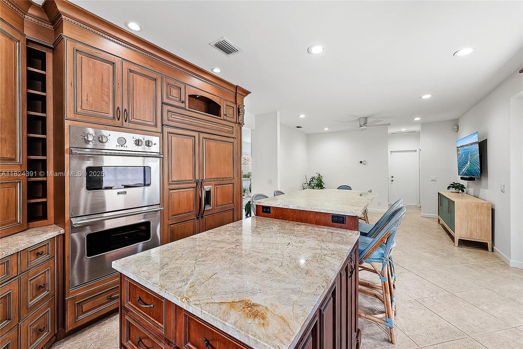 Vendido Recientemente: $1,300,000 (3 camas, 3 baños, 2960 Pies cuadrados)