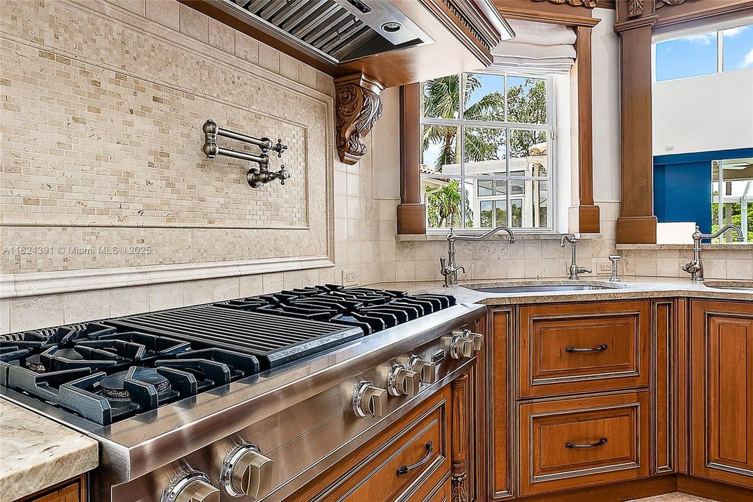 Vendido Recientemente: $1,300,000 (3 camas, 3 baños, 2960 Pies cuadrados)