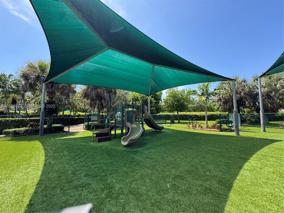 Под контрактом: $599,000 (3 спален, 2 ванн, 1302 Квадратных фут)