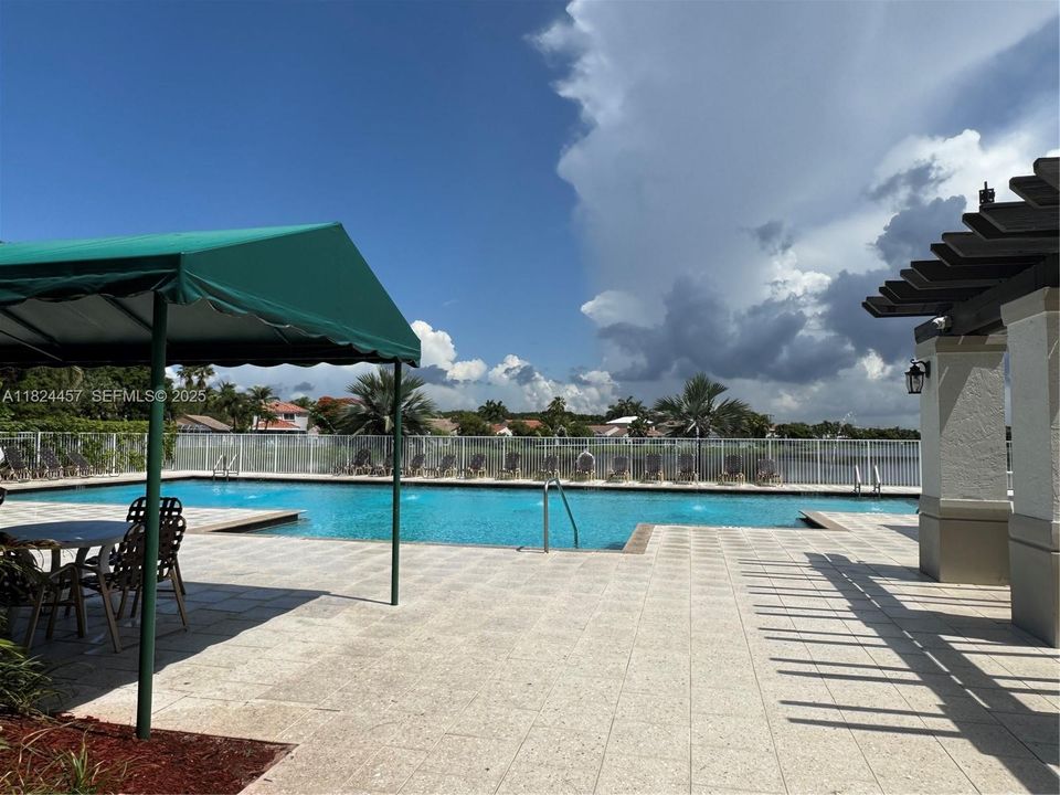 Под контрактом: $599,000 (3 спален, 2 ванн, 1302 Квадратных фут)