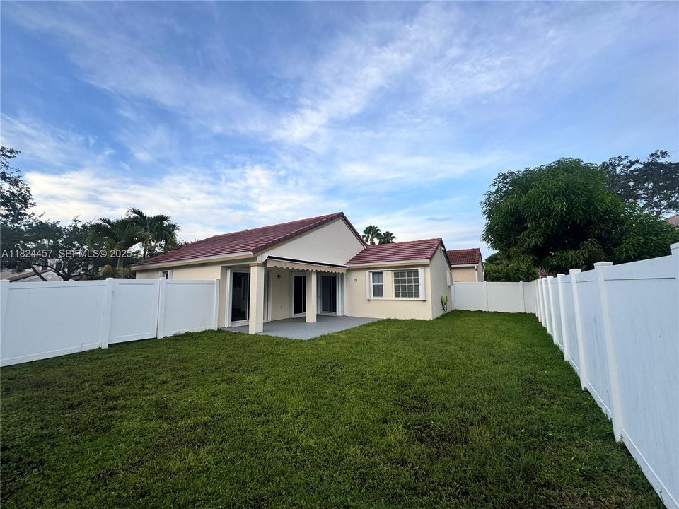 Под контрактом: $599,000 (3 спален, 2 ванн, 1302 Квадратных фут)