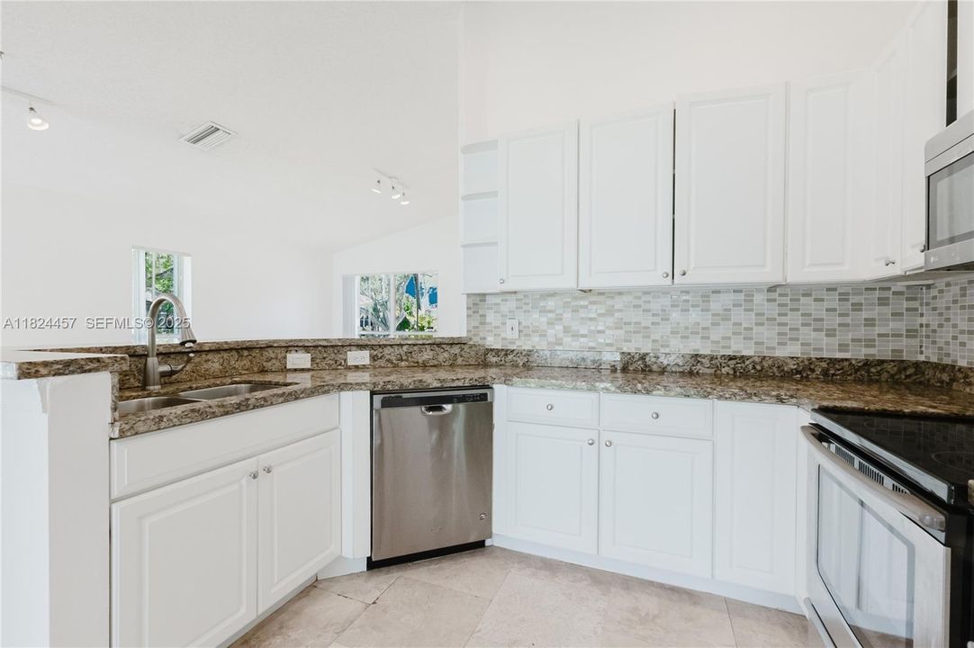 Под контрактом: $599,000 (3 спален, 2 ванн, 1302 Квадратных фут)