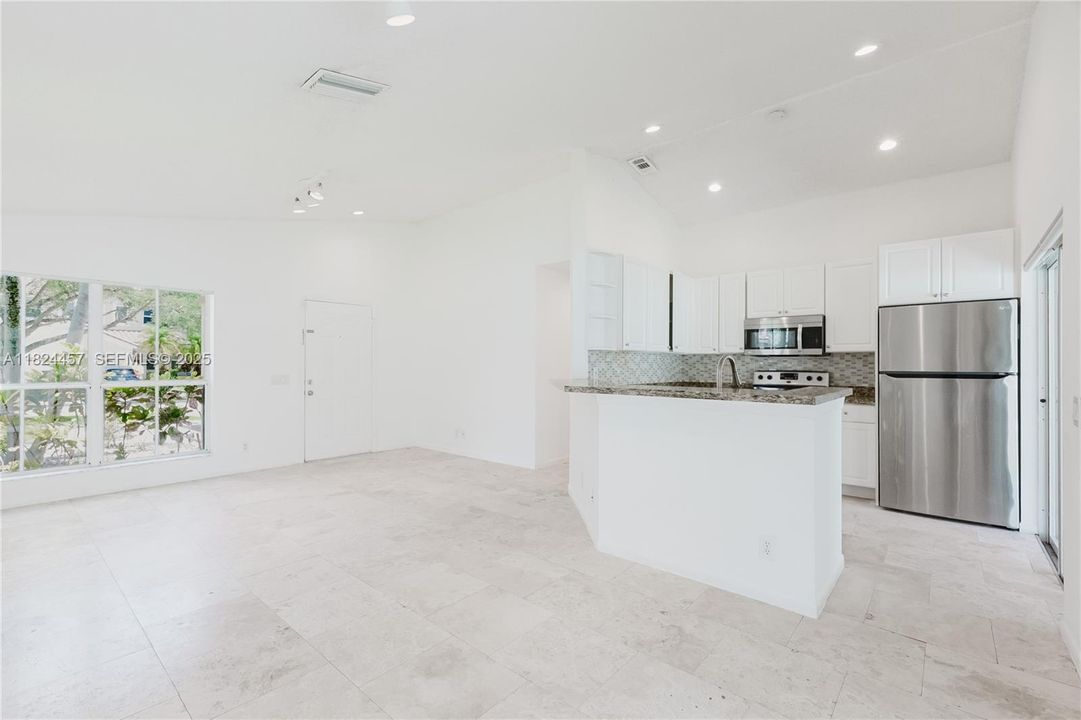 Под контрактом: $599,000 (3 спален, 2 ванн, 1302 Квадратных фут)