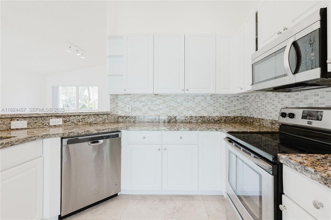 Под контрактом: $599,000 (3 спален, 2 ванн, 1302 Квадратных фут)