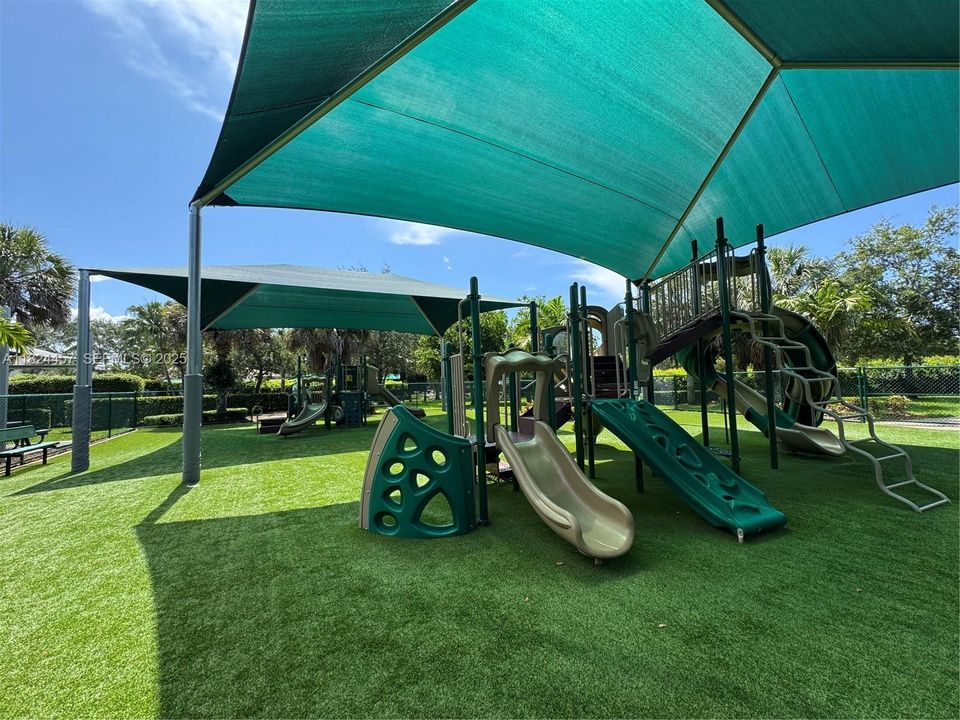 Под контрактом: $599,000 (3 спален, 2 ванн, 1302 Квадратных фут)