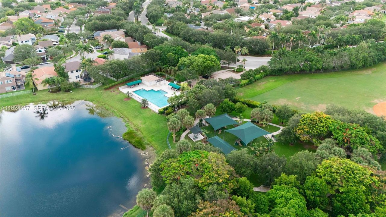 Под контрактом: $599,000 (3 спален, 2 ванн, 1302 Квадратных фут)