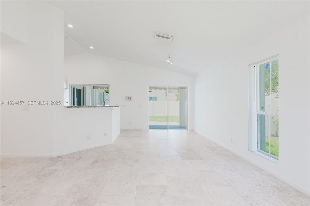 Под контрактом: $599,000 (3 спален, 2 ванн, 1302 Квадратных фут)