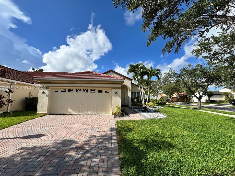 Под контрактом: $599,000 (3 спален, 2 ванн, 1302 Квадратных фут)