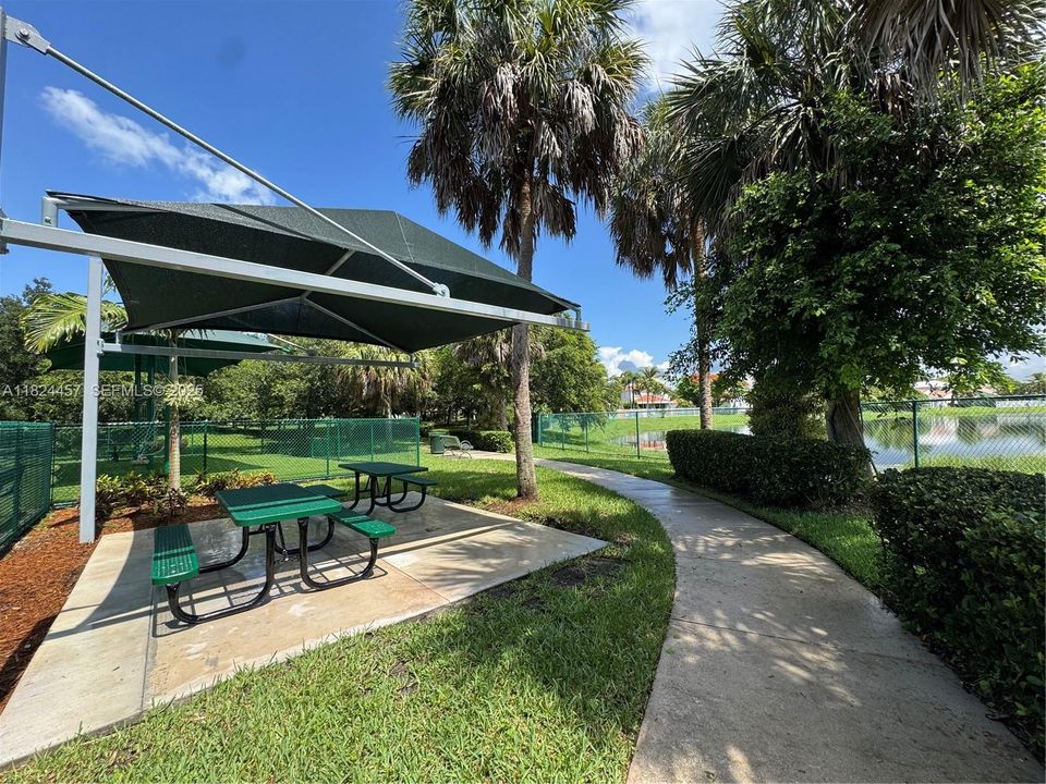 Под контрактом: $599,000 (3 спален, 2 ванн, 1302 Квадратных фут)