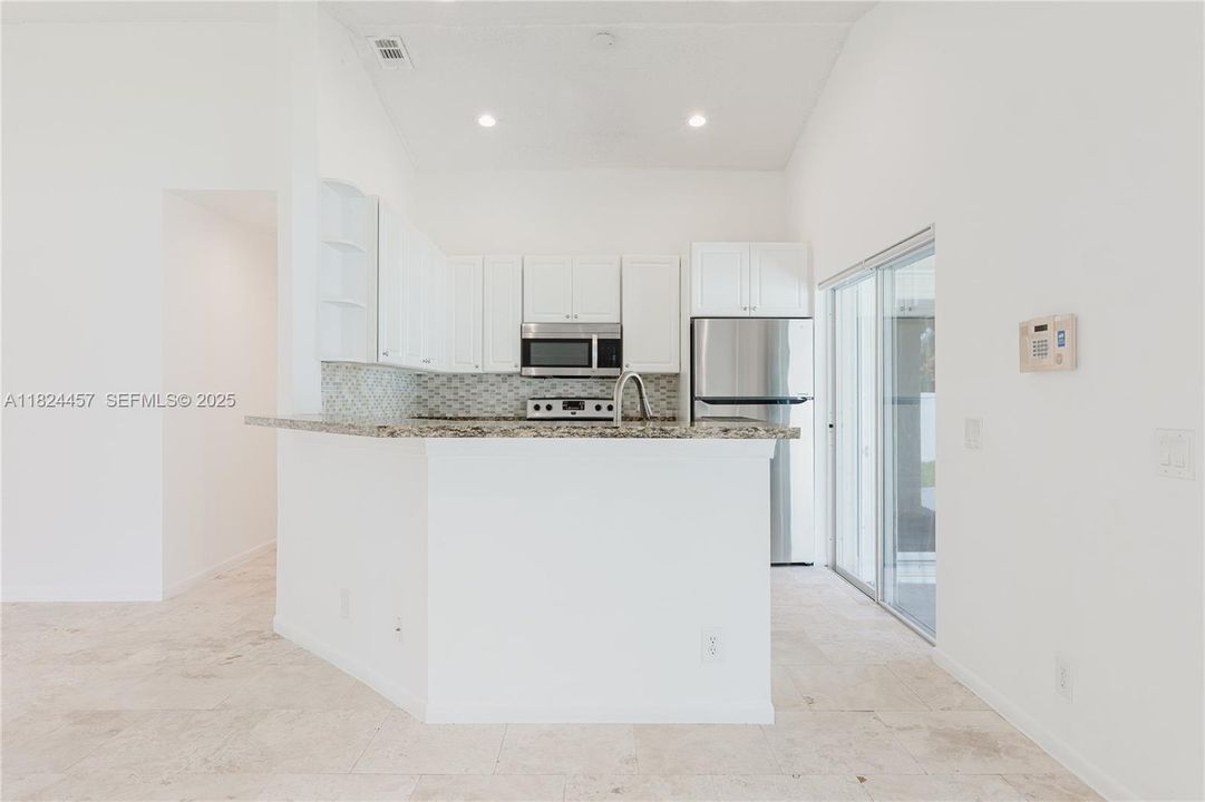 Под контрактом: $599,000 (3 спален, 2 ванн, 1302 Квадратных фут)