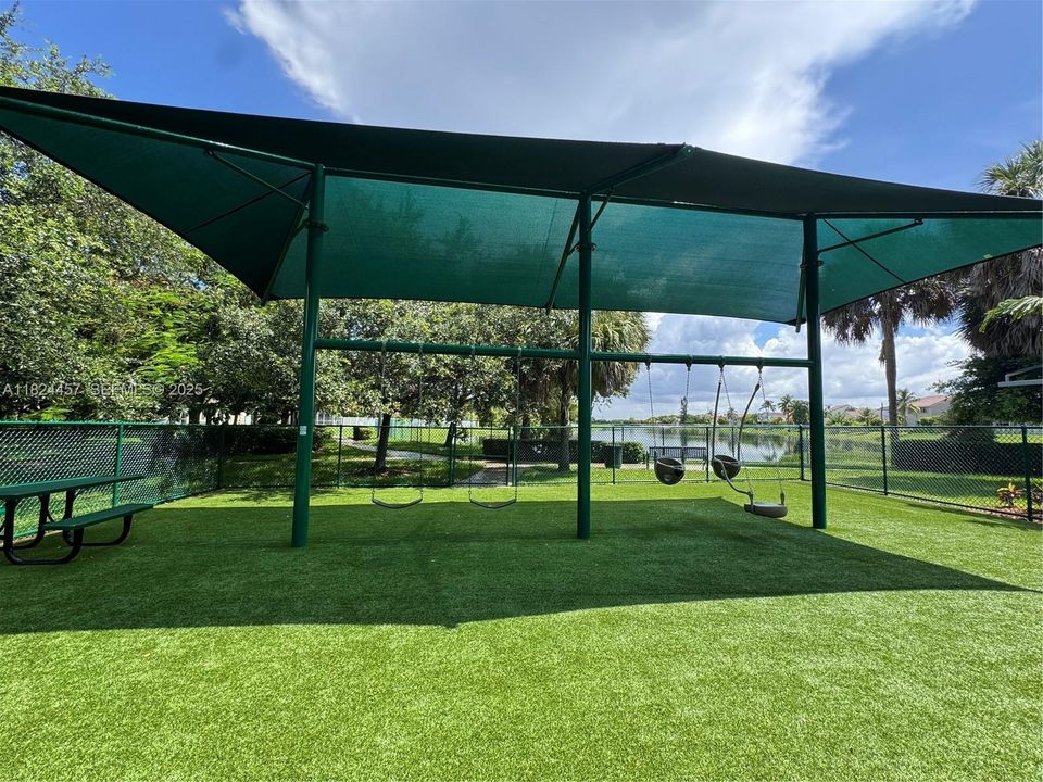 Под контрактом: $599,000 (3 спален, 2 ванн, 1302 Квадратных фут)