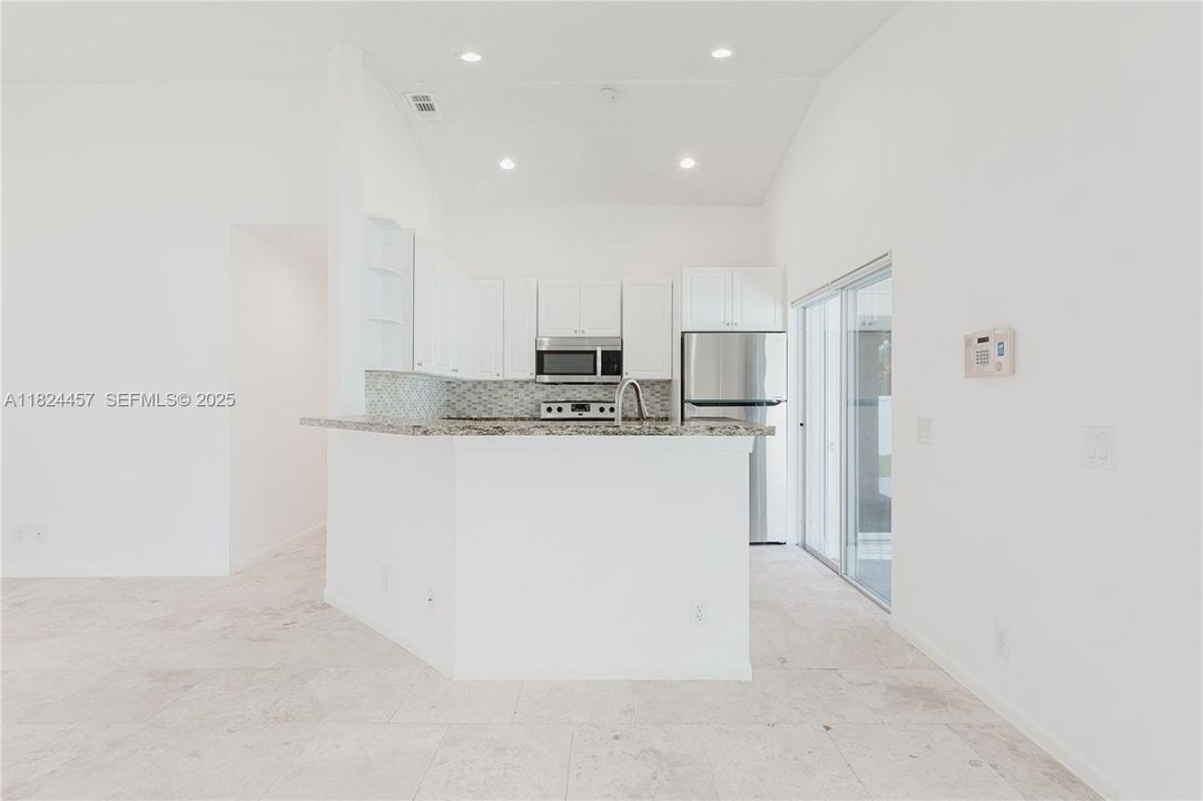 Под контрактом: $599,000 (3 спален, 2 ванн, 1302 Квадратных фут)