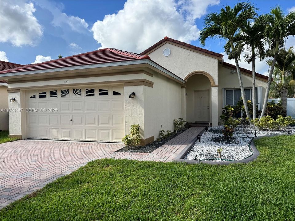 Под контрактом: $599,000 (3 спален, 2 ванн, 1302 Квадратных фут)