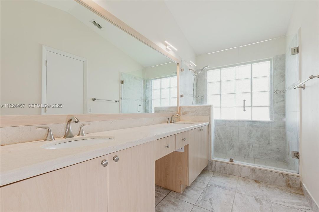 Под контрактом: $599,000 (3 спален, 2 ванн, 1302 Квадратных фут)