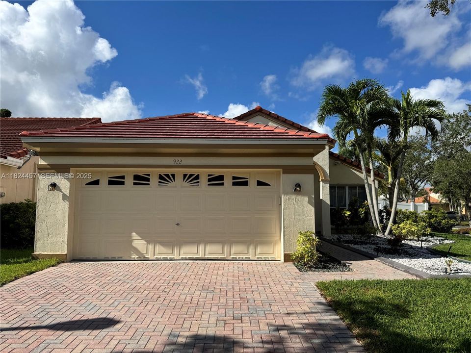 Под контрактом: $599,000 (3 спален, 2 ванн, 1302 Квадратных фут)