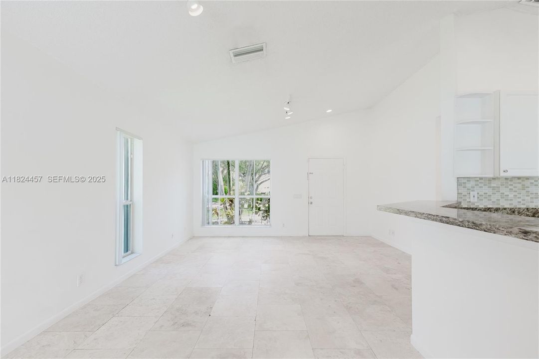 Под контрактом: $599,000 (3 спален, 2 ванн, 1302 Квадратных фут)