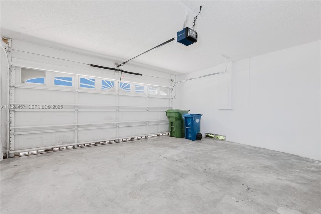 Под контрактом: $599,000 (3 спален, 2 ванн, 1302 Квадратных фут)