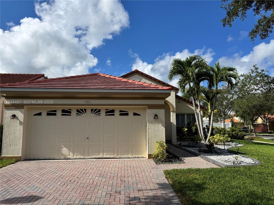 Под контрактом: $599,000 (3 спален, 2 ванн, 1302 Квадратных фут)