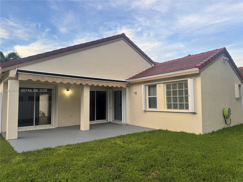 Под контрактом: $599,000 (3 спален, 2 ванн, 1302 Квадратных фут)