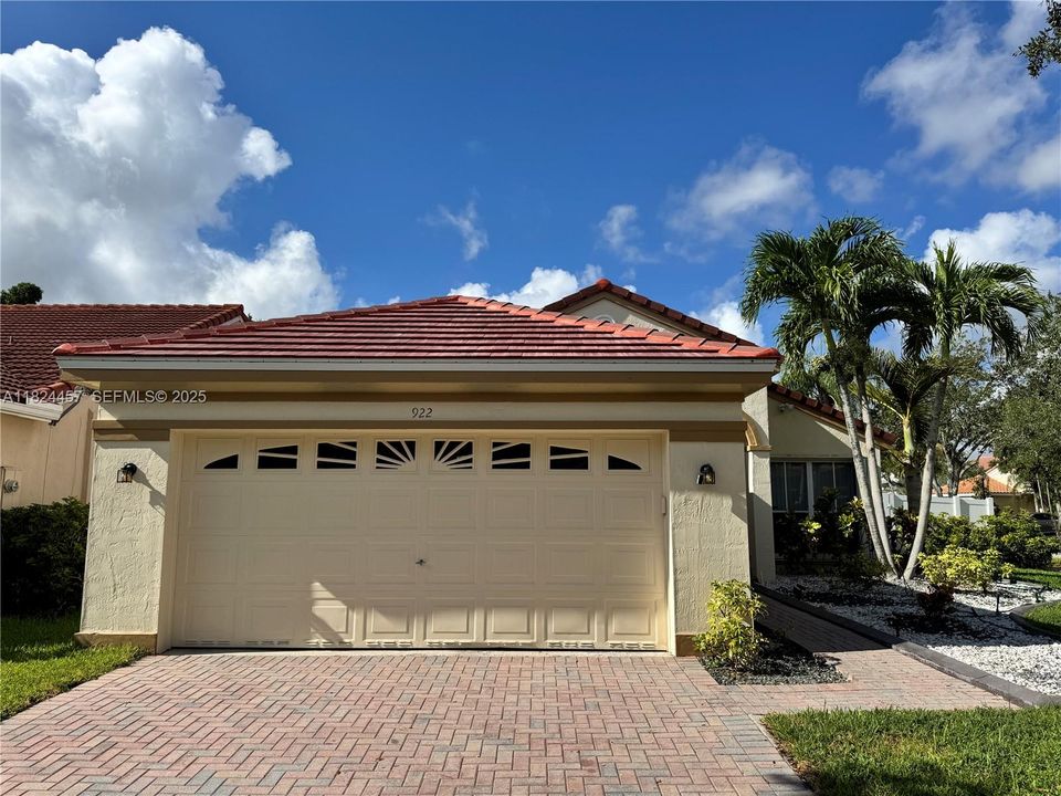 Под контрактом: $599,000 (3 спален, 2 ванн, 1302 Квадратных фут)