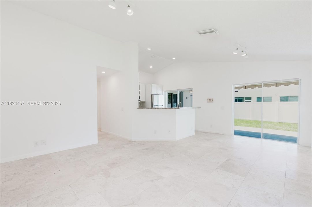 Под контрактом: $599,000 (3 спален, 2 ванн, 1302 Квадратных фут)