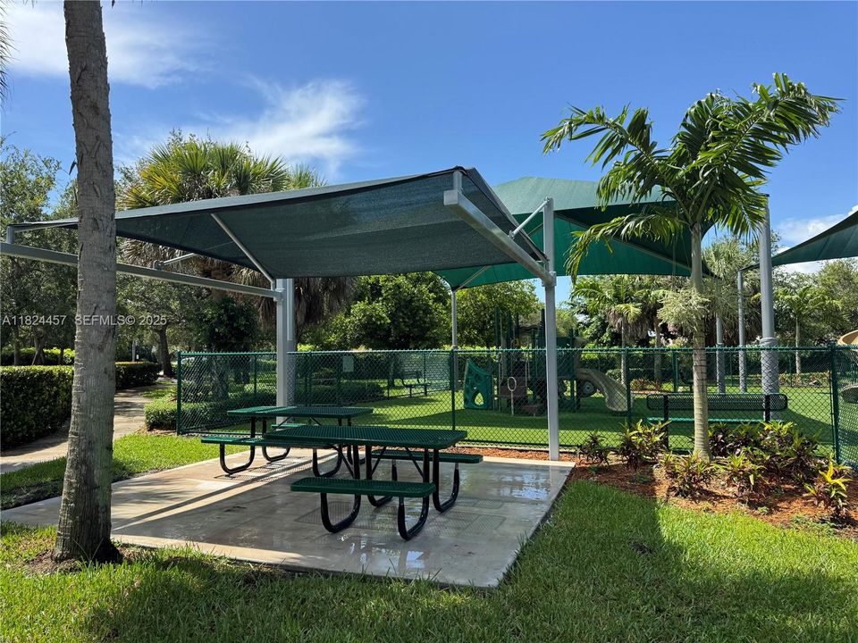 Под контрактом: $599,000 (3 спален, 2 ванн, 1302 Квадратных фут)