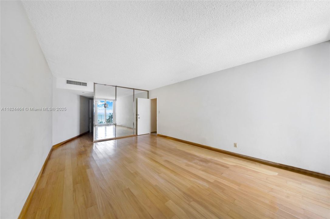 合同活跃: $580,000 (2 贝兹, 2 浴室, 1660 平方英尺)