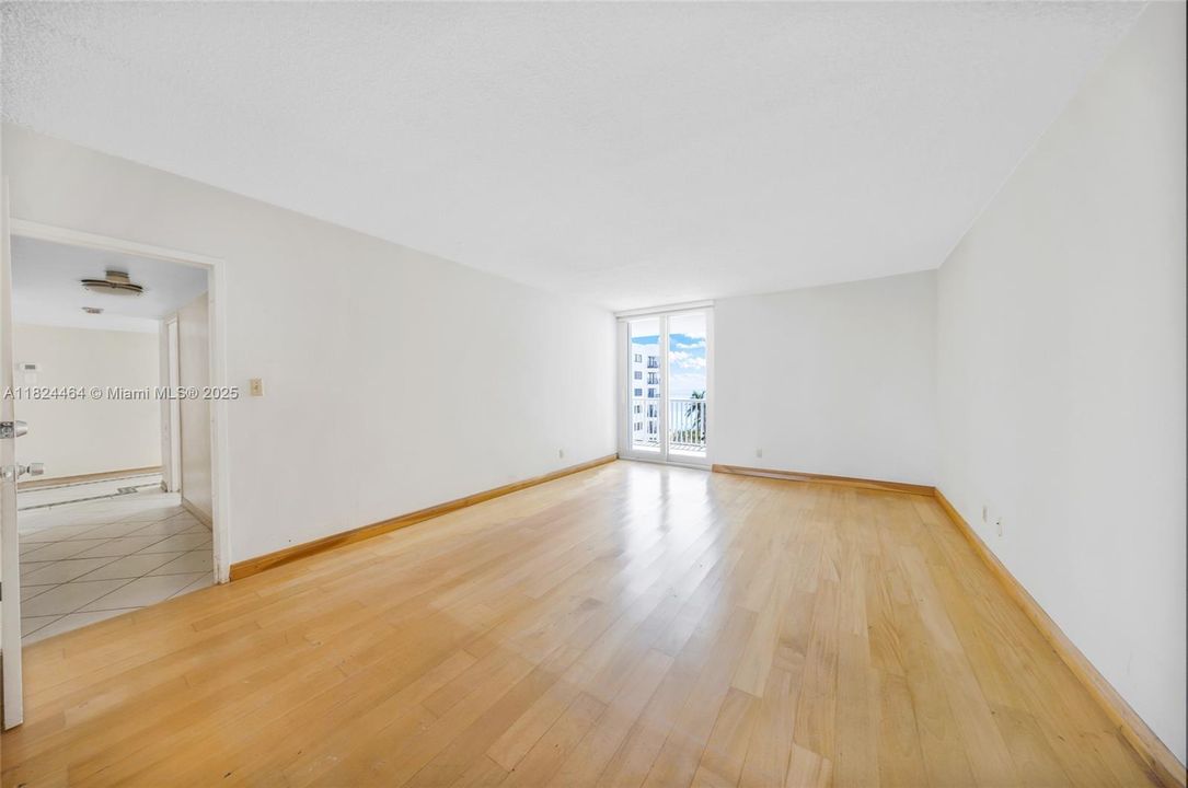 合同活跃: $580,000 (2 贝兹, 2 浴室, 1660 平方英尺)