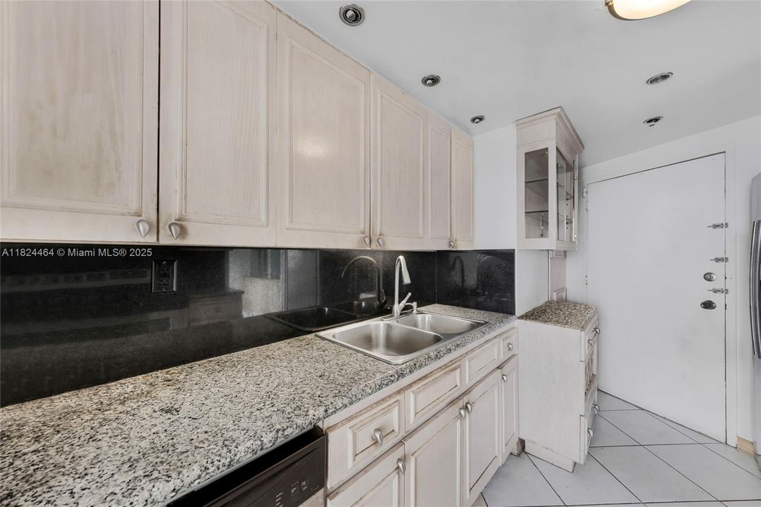 合同活跃: $580,000 (2 贝兹, 2 浴室, 1660 平方英尺)