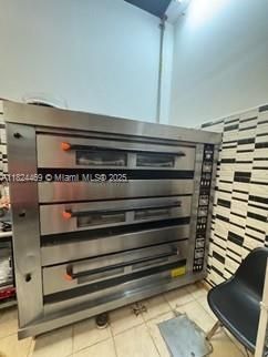 Kitchen oven