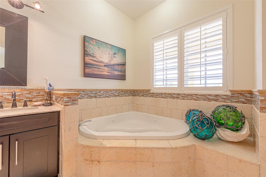 For Rent: $6,995 (4 beds, 3 baths, 3116 Square Feet)