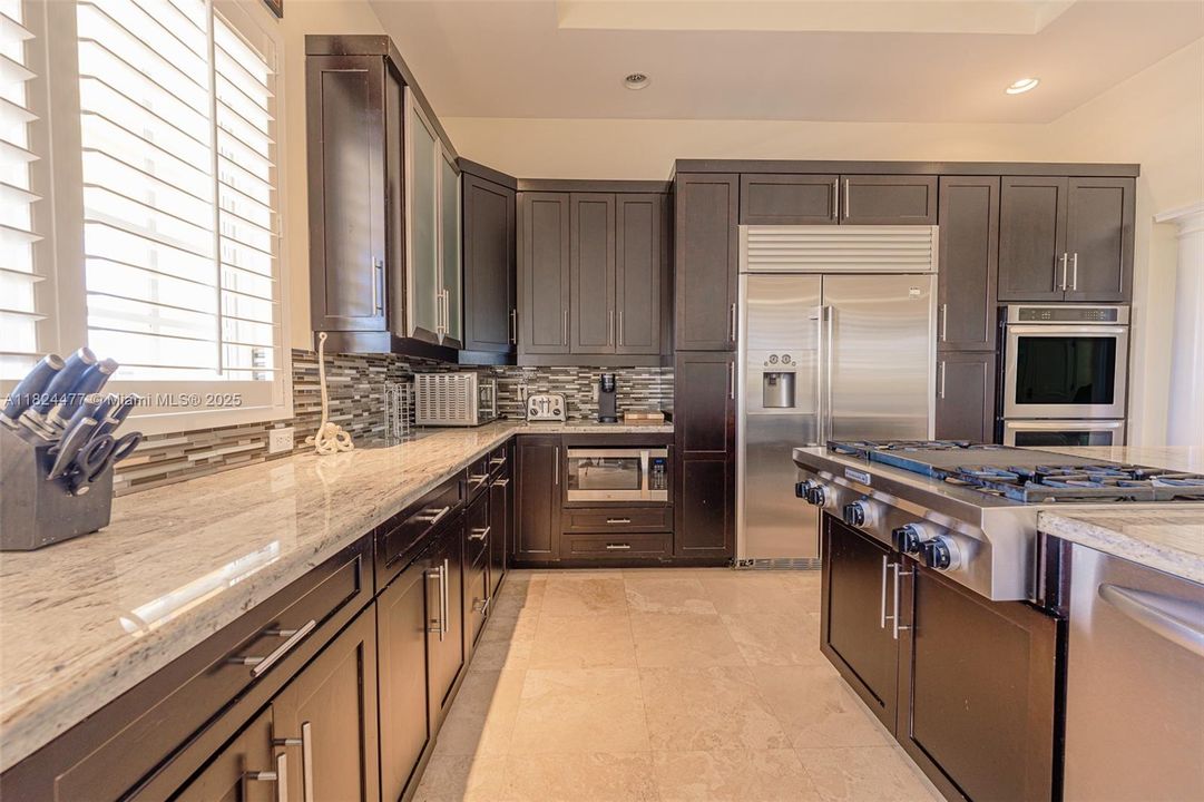 For Rent: $6,995 (4 beds, 3 baths, 3116 Square Feet)