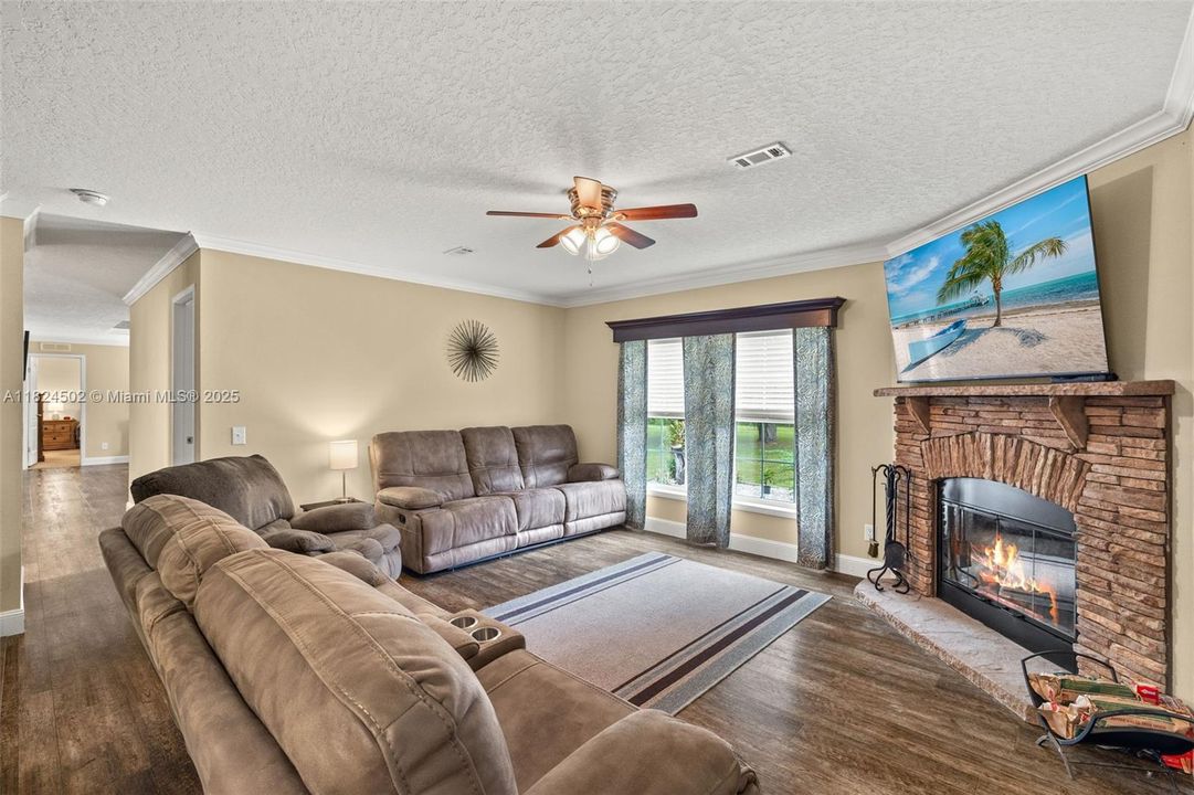 For Sale: $599,900 (4 beds, 2 baths, 2432 Square Feet)