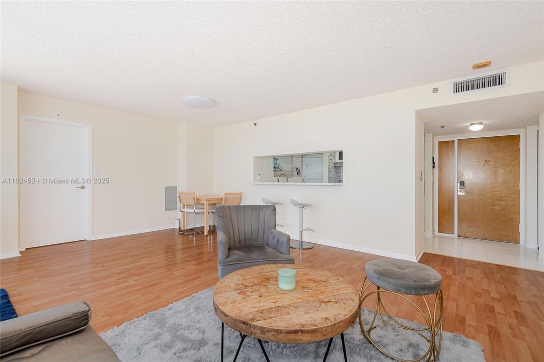 Vendido Recientemente: $389,000 (2 camas, 2 baños, 1030 Pies cuadrados)